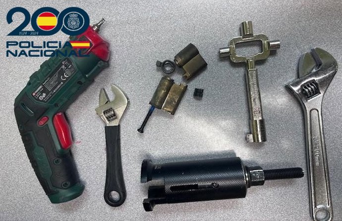 La colaboración ciudadana permite pillar 'in fraganti' a una pareja en Burgos que quería robar en un quiosco. En la foto, el material ocupado a los detenidos.