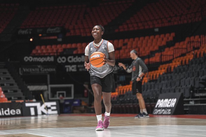 La base española Mama Dembele entrenando con el Valencia Basket