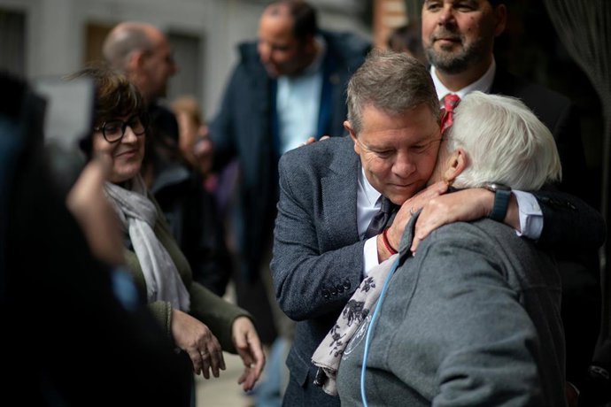 El presidente de Castilla-La Mancha, Emiliano García-Page, visita la casa de un usuario del Servicio de Ayuda a Domicilio.