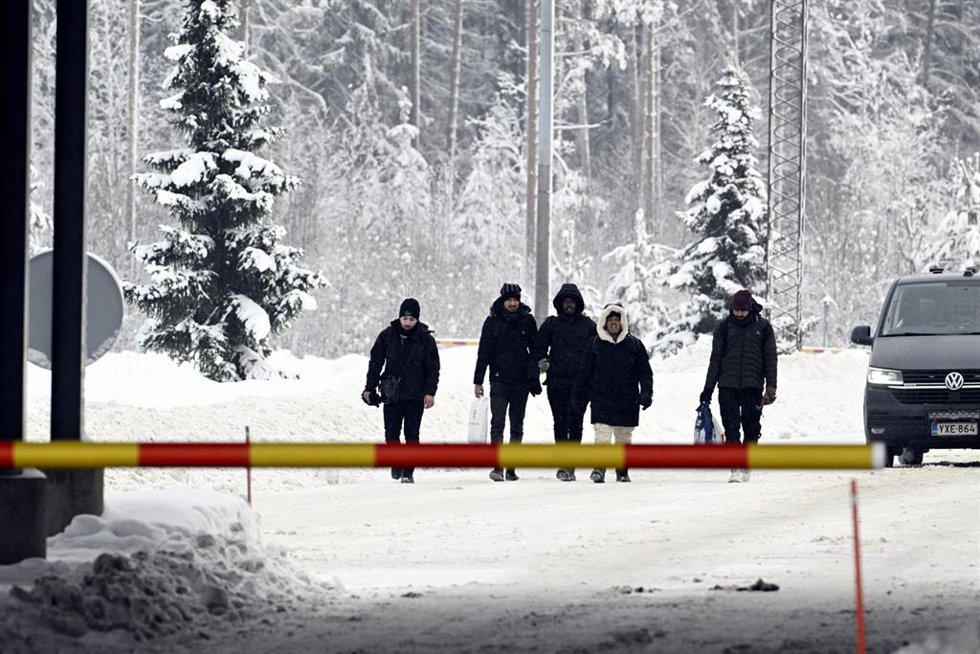 Archivo - Solicitantes de asilo rusos en las imediaciones de la frontera con Finlandia