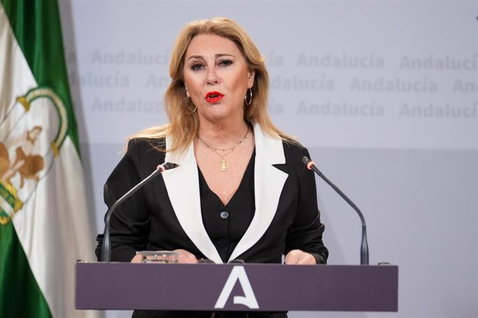 La consejera de Economía, Hacienda y Fondos Europeos y portavoz del Gobierno, Carolina España, interviene durante la rueda de prensa posterior al Consejo de Gobierno. A 16 de abril de 2025, en Sevilla (Andalucía, España). El Consejo de Gobierno de la Junt