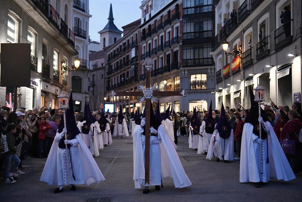 Archivo - Nazarenos durante la procesión de Semana Santa, Los Gitanos, que recorre  las calles del centro, de Semana Santa