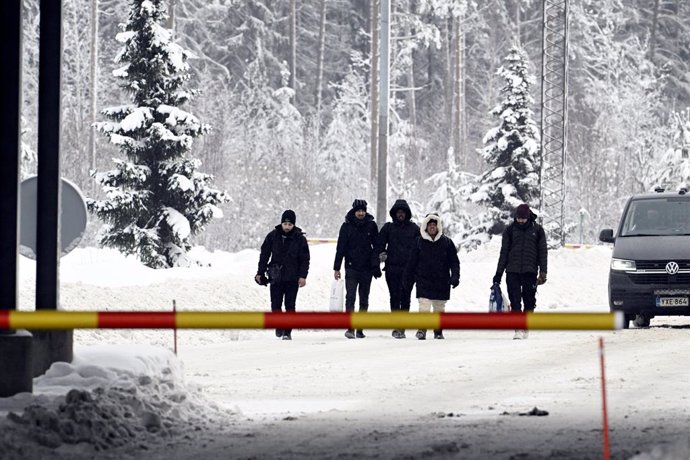 Archivo - Arquivo - 15 de dezembro de 2023, Finlândia, Virolahti: Migrantes chegam ao ponto de controle de fronteira Vaalimaa entre a Finlândia e a Rússia em Virolahti, Finlândia. O ponto de controle foi reaberto ontem, mas será fechado novamente hoje à n