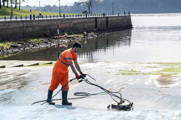 Camargo pone a punto la playa de Punta Parayas de cara a la temporada estival