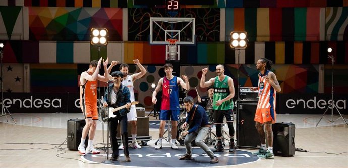 El grupo Sidecars y jugadores de la Liga Endesa en un momento de la grabación del video promocional de Endesa Play.
