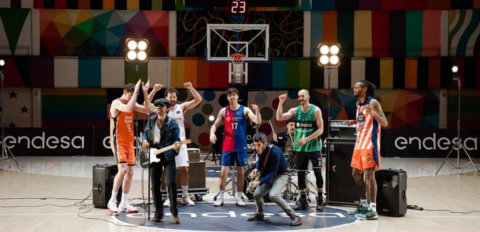 El grupo Sidecars y jugadores de la Liga Endesa en un momento de la grabación del video promocional de Endesa Play.