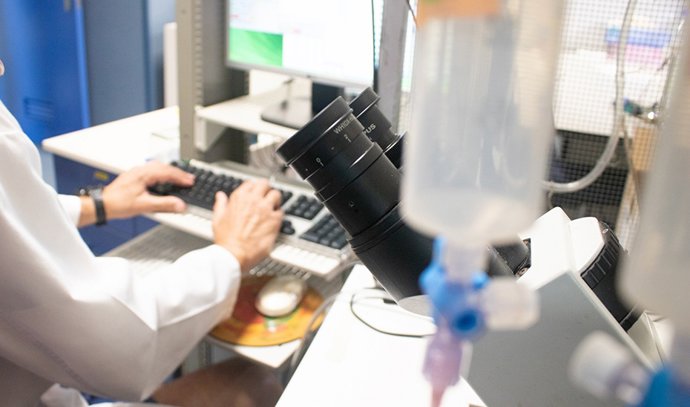 Un investigador realiza su labor en un laboratorio. Imagen de recurso.