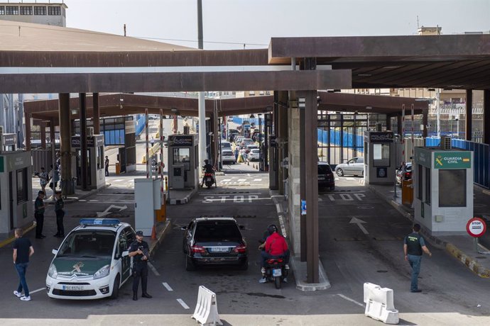 Archivo - Arquivo - Vários veículos na passagem de Beni-Enzar, em 14 de junho de 2024, em Melilla (Espanha). O Ministério do Interior implementou um novo sistema de controle de pessoas na fronteira entre Melilla e Marrocos usando reconhecimento facial, o 