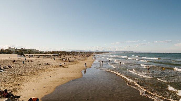 Las playas de València tendrán servicio de socorrismo durante la Semana Santa y los fines de semana de mayo