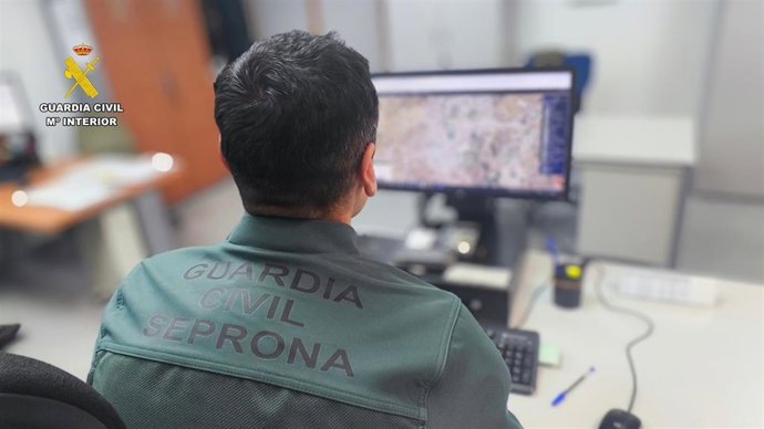 Un agente de la Guardia Civil delante de un ordenador.