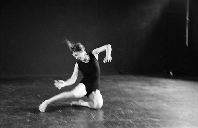 Ibel Nagel Rasmussen practicando los 'ejercicios suizos' en 1971, parte de la muestra dedicada a Eugenio Barba.