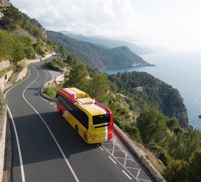 Un bus del TIB, en una carretera de la Serra de Tramuntana.