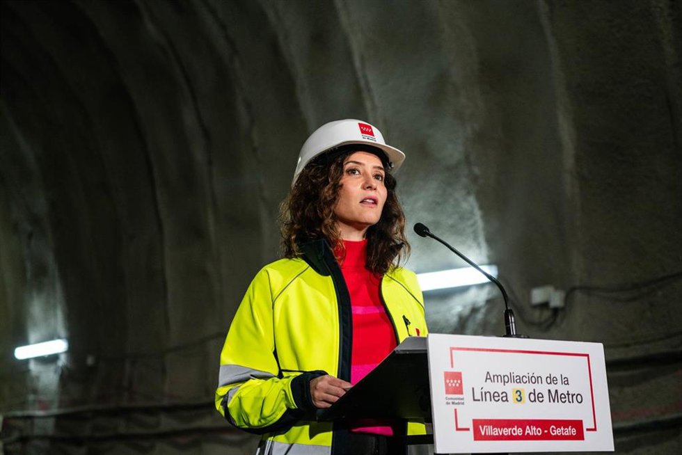 Archivo - La presidenta de la Comunidad de Madrid, Isabel Díaz Ayuso, interviene durante su visita para comprobar el estado de las obras de ampliación de la línea 3 de Metro