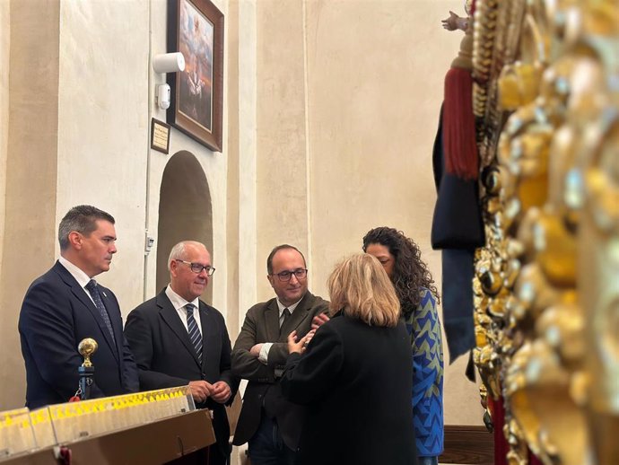 Jesús Estrella (2i) en el Camarín de Jesús.