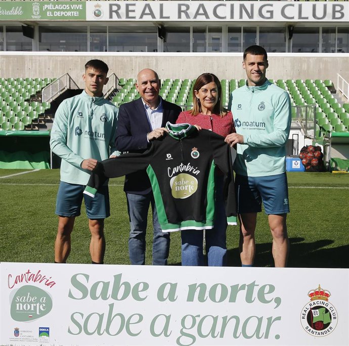 La presidenta de Cantabria, María José Sáenz de Buruaga; el presidente del Racing, Manolo Higuera, y los jugadores verdiblancos Mario García y Álvaro Mantilla presentan la campaña promoción de los productos de Cantabria 'Sabe a norte, sabe a ganar'
