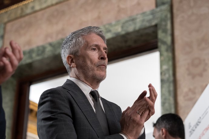 O Ministro do Interior, Fernando Grande-Marlaska, inaugura a exposição 'El Descanso, 40 anos desde o primeiro ataque jihadista em massa na Espanha', na sede da Delegação do Governo, em 8 de abril de 2025, em Madri (Espanha). A exposição é sobre o
