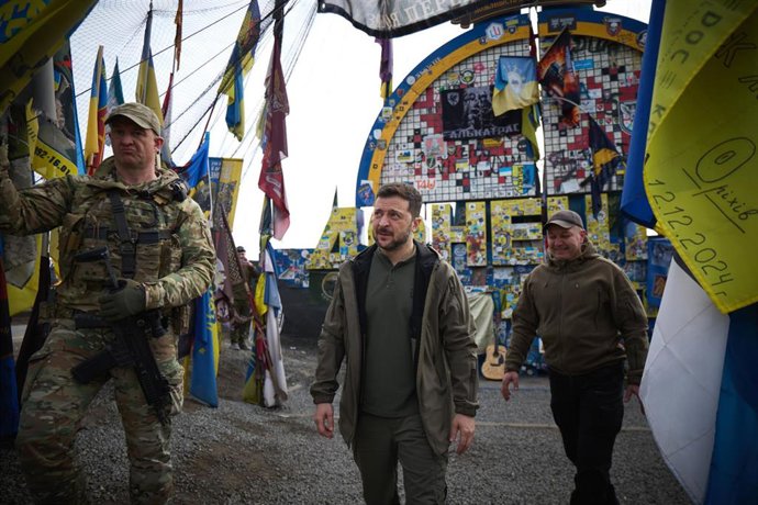 El presidente de Ucrania, Volodimir Zelenski, vista un centro de mando militar en Pokrovsk, Donetsk