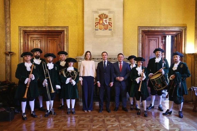 El presidente y la vicepresidenta del Consell de Mallorca, Llorenç Galmés y Antònia Roca, con los músicos del Joch de Ministrils.