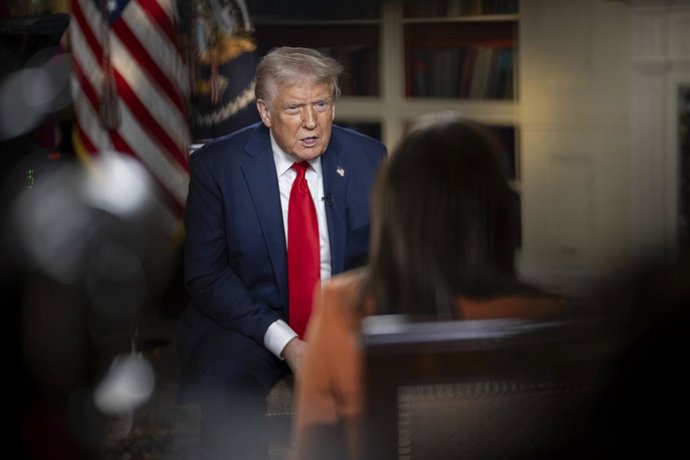15 de abril de 2025, Washington, Dc, Estados Unidos: O presidente dos EUA, Donald Trump, responde a uma pergunta durante uma entrevista com a apresentadora da Fox Noticias, Rachel Campos-Duffy, na Casa Branca, em 15 de abril de 2025, em Washington, D.C.