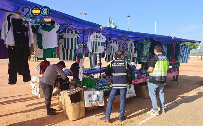 La Policía Nacional culmina con éxito una operación con la detención de un varón acusado de un delito contra la propiedad industrial, después de incautarle 512 prendas con el escudo falso del Córdoba Club de Fútbol.
