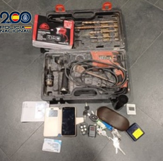 Fuerza una furgoneta y con las llaves que encuentra roba los enseres de trabajo de una empresa en Salamanca