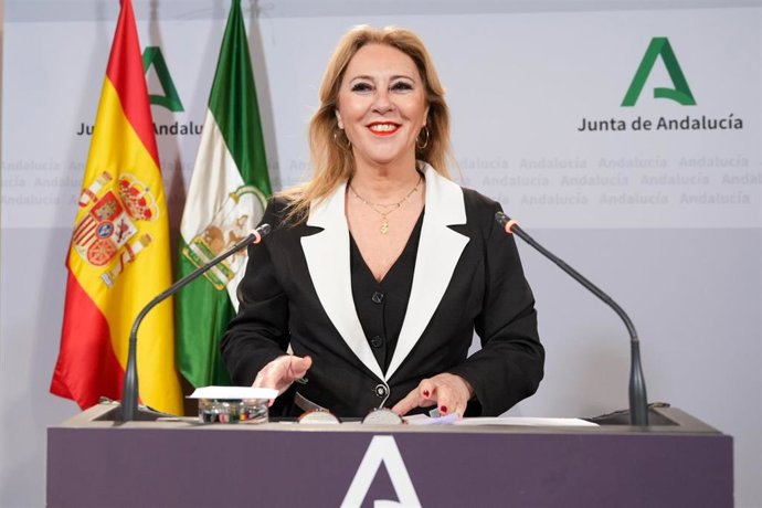 La consejera de Economía, Hacienda y Fondos Europeos y portavoz del Gobierno, Carolina España, interviene durante la rueda de prensa posterior al Consejo de Gobierno. A 16 de abril de 2025, en Sevilla (Andalucía, España). El Consejo de Gobierno de la Junt