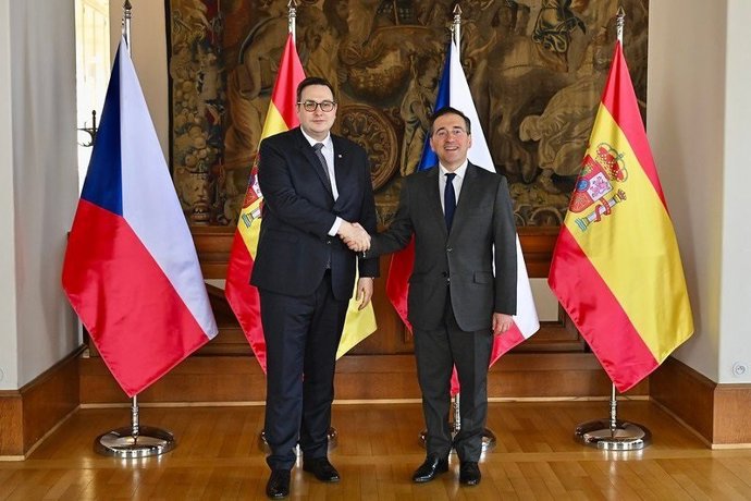 El ministro de Asuntos Exteriores, Unión Europea y Cooperación, José Manuel Albares, recibido este miércoles en Praga por su homólogo checo, Jan Lipavsk.