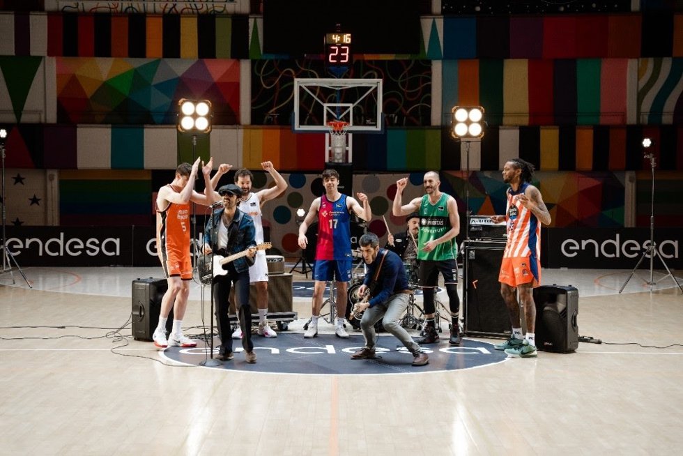 El grupo Sidecars y jugadores de la Liga Endesa en un momento de la grabación del vídeo promocional de Endesa