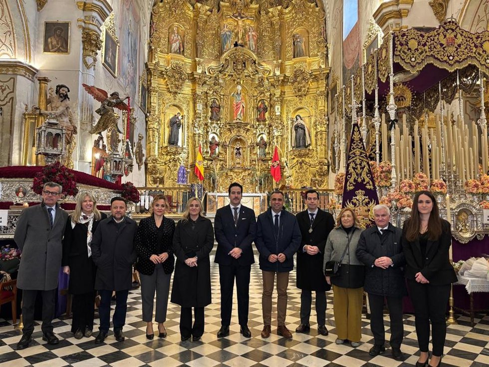 El hermano mayor de Paciencia y Penas, Ignacio Figueruela, en el centro de la imagen flanqueado por la alcaldesa de Granada, Marifrán Carazo, y el presidente de la Diputación, Francis Rodríguez