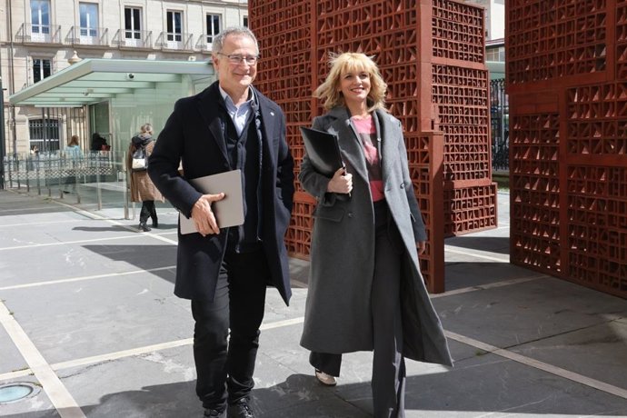 El rector de la Universidad del País Vasco (UPV/EHU), Joxerramon Bengoetxea, se ha reunido con los grupos parlamentarios