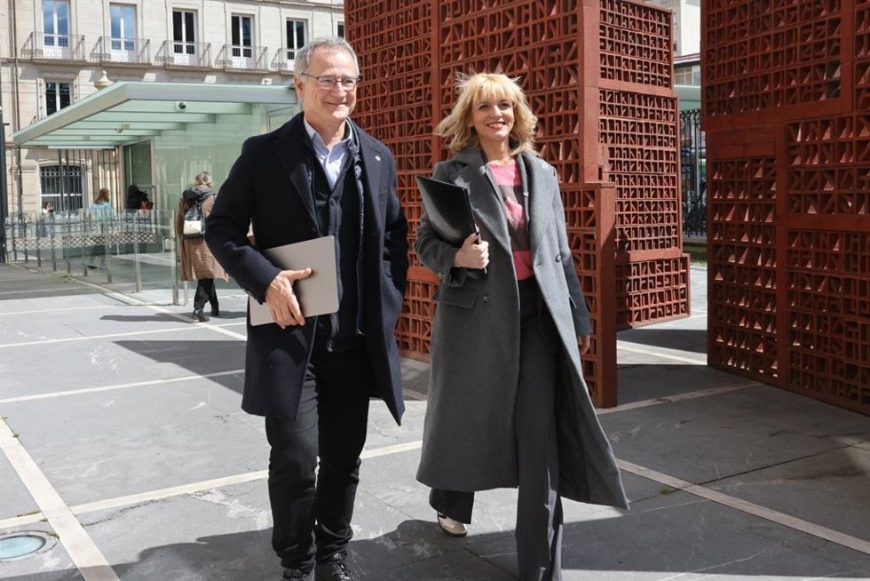 El rector de la Universidad del País Vasco (UPV/EHU), Joxerramon Bengoetxea, se ha reunido con los grupos parlamentarios