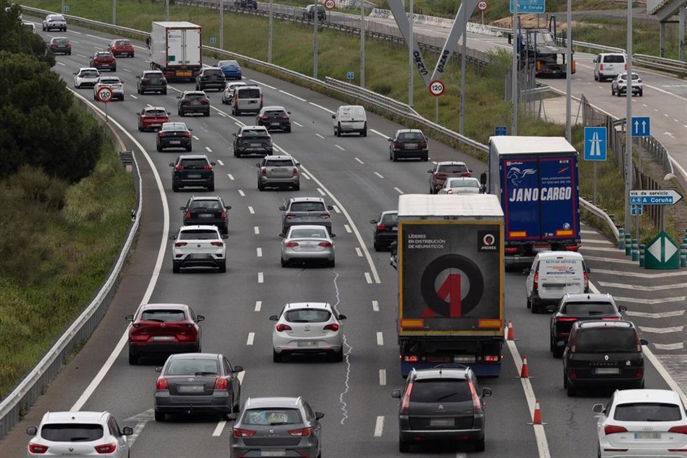 Decenas de vehículos en la carretera A6, a 11 de abril de 2025, en Madrid (España). La Dirección General de Tráfico (DGT) prevé 2.473.000 desplazamientos por carretera en la Comunidad de Madrid durante la Operación Especial de Tráfico de Semana Santa qu