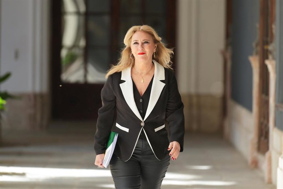 La consejera de Economía, Hacienda y Fondos Europeos y portavoz del Gobierno, Carolina España, a su llegada a la rueda de prensa posterior al Consejo de Gobierno. A 16 de abril de 2025, en Sevilla (Andalucía, España). El Consejo de Gobierno de la Junta 