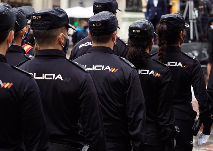 Archivo - Varios agentes de Policía Nacional.