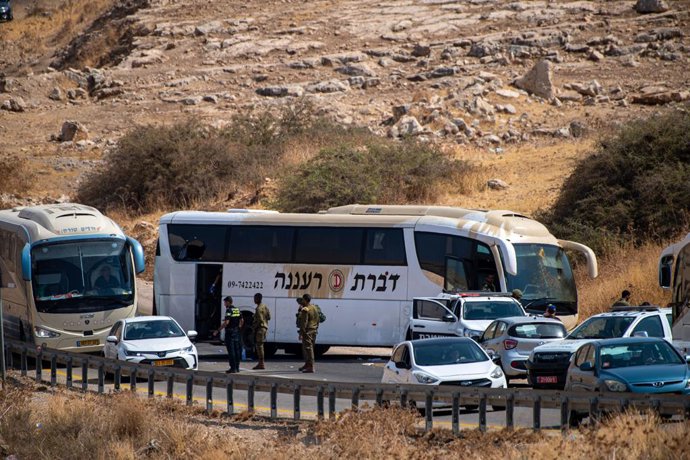 Archivo - HAMRA, 4 de setembro de 2022 -- Membros das forças de segurança israelenses e serviços de emergência são vistos no local de um ataque a tiros contra um ônibus israelense perto do assentamento de Hamra, no norte da Cisjordânia ocupada, em 4 de se
