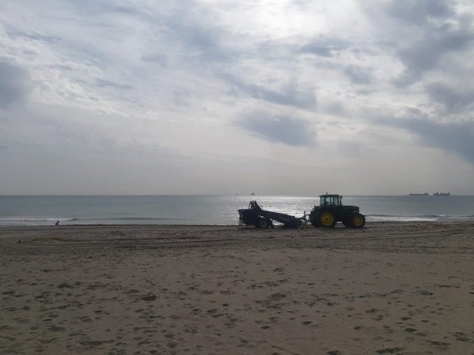 Operarios del Ayuntamiento de La Línea trabajando para adecentar la playa de Poniente