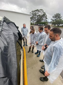 El conselleiro do Mar, Alfonso Villares, visita la planta de Aquacría Arousa en Cambados.