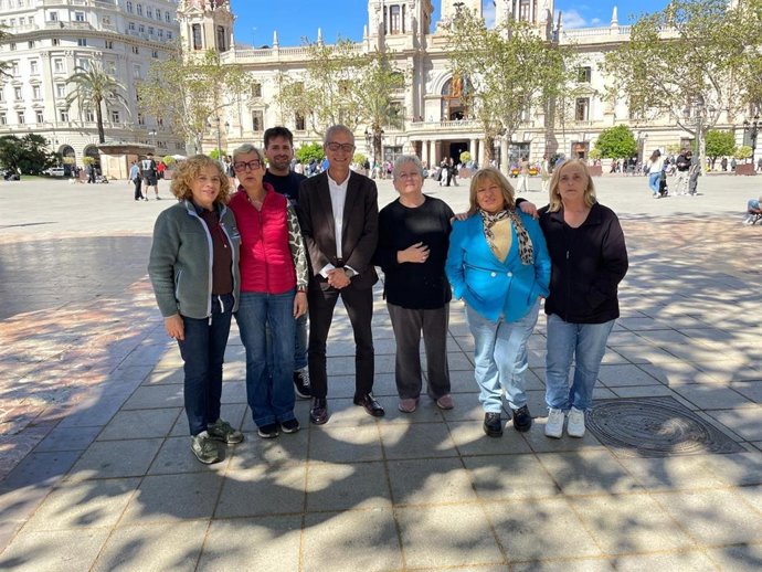 El regidor Ballester amb les floristes de la Plaça de l'Ajuntament
