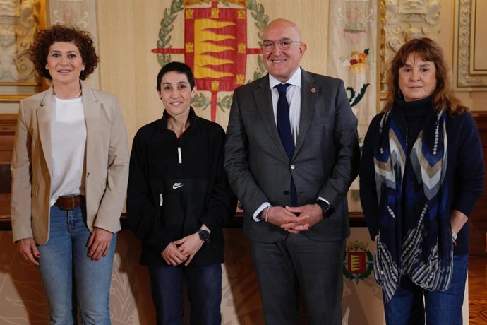 La boxeadora vallisoletana Isabel Rivero junto al alcalde de Valladolid, Jesús Julio Carnero, en un acto celebrado este miércoles en la Casa Consistorial