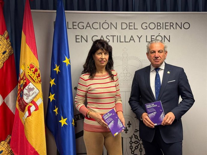 El delegado del Gobierno en Castilla y León, Nicanor Sen, y la ministra de Igualdad, Ana Redondo,  presentan las guías sobre derechos de víctimas de violencia de género y sexual, que se repartirán en la Comunidad.