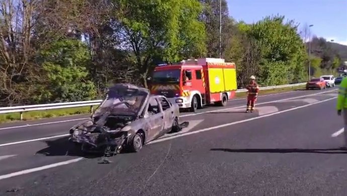 Incendio de vehículo en la A-8.