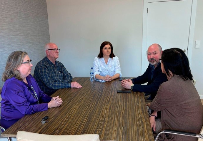 L'alcaldessa de Paiporta, Maribel Albalat, es reunix amb la presidenta de l'associació de venedors del Mercat de Paiporta, Rut Soto, el president i la secretària General de la Confederació de Mercats Tradicionals d'Espanya (Metrae)