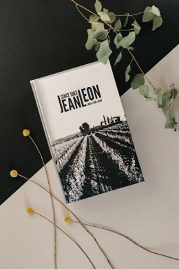 Archivo - Un estuche de Jean Leon en forma de libro con dos de sus vinos en el interior
