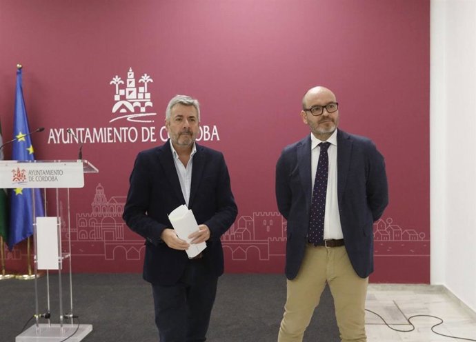 El portavoz del gobierno del Ayuntamiento de Córdoba, Miguel Ángel Torrico, y el delegado de Inclusión y Accesibilidad, Bernardo Jordano.