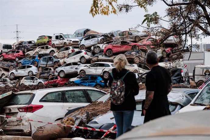 Archivo - Coches amontonados en una zona afectada por la DANA (archivo)