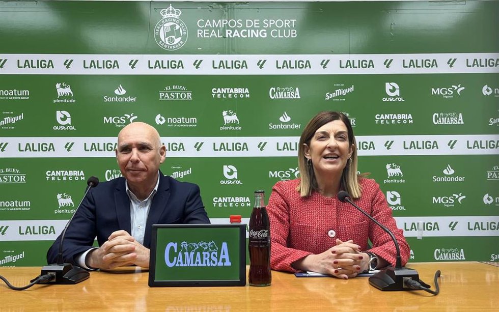 La presidenta de Cantabria, María José Sáenz de Buruaga, y el presidente del Racing de Santander, Manolo Higuera