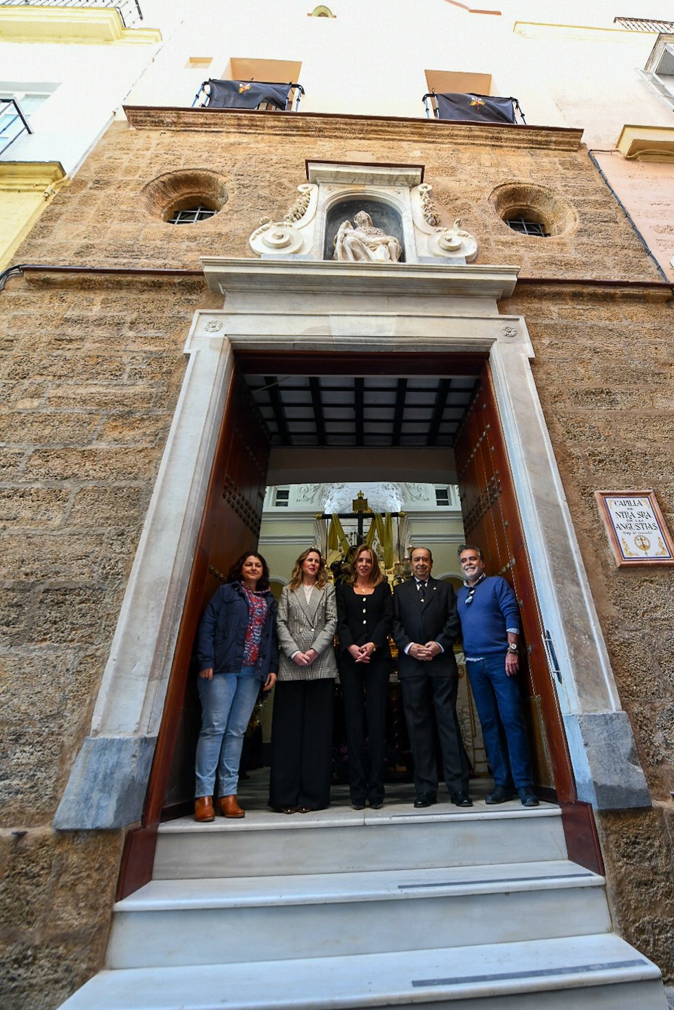 La presidenta de la Diputación de Cádiz, Almudena Martínez, visita la capilla de la Cofradía de Nuestra Señora de las Angustias, El Caminito, de la ciudad de Cádiz