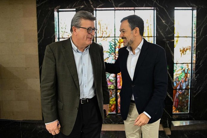 El consejero de Cultura del Cabildo de Tenerife, José Carlos Acha, y el vicepresidente, Lope Afonso