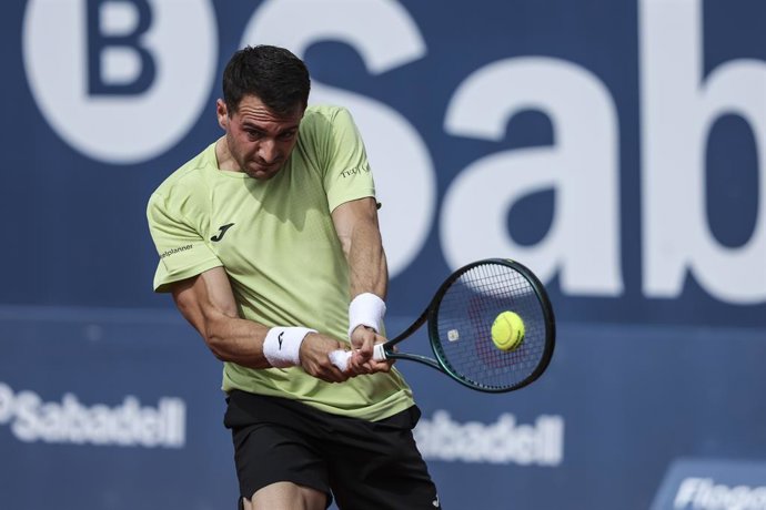 Pedro Martinez, da Espanha, joga contra Brandon Nakashima, dos Estados Unidos, na partida da primeira rodada durante o terceiro dia do Barcelona Open Banc Sabadell 2025 no Real Club de Tenis Barcelona em 14 de abril de 2025 em Barcelona, Espanha.