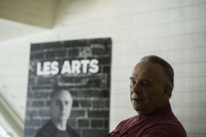 El director de orquesta Sir Mark Elder durante una entrevista para Europa Press, en el Palau de les Arts. 